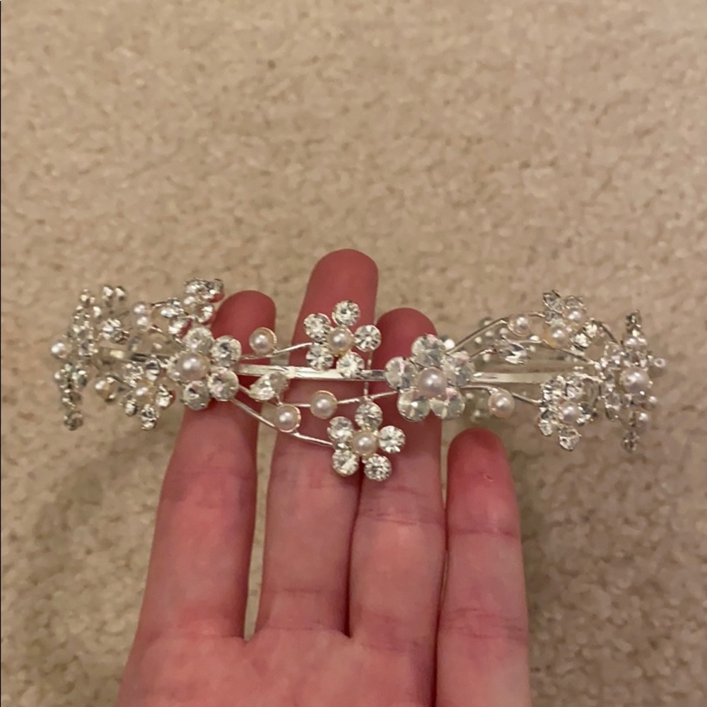 Like new! Wedding pearl flower bun tiara